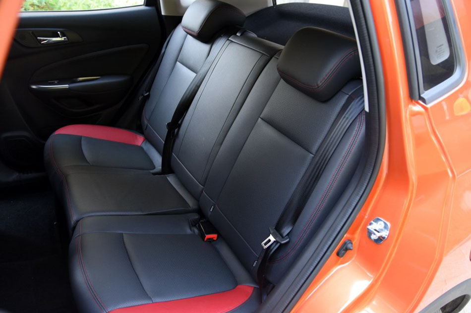 2016款 1.5L 手动尊贵版 座椅空间