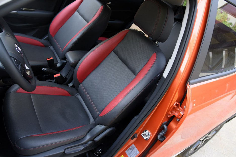 2016款 1.5L 手动尊贵版 座椅空间