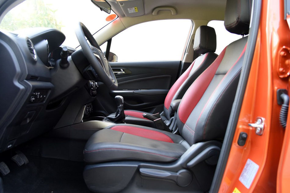 2016款 1.5L 手动尊贵版 座椅空间