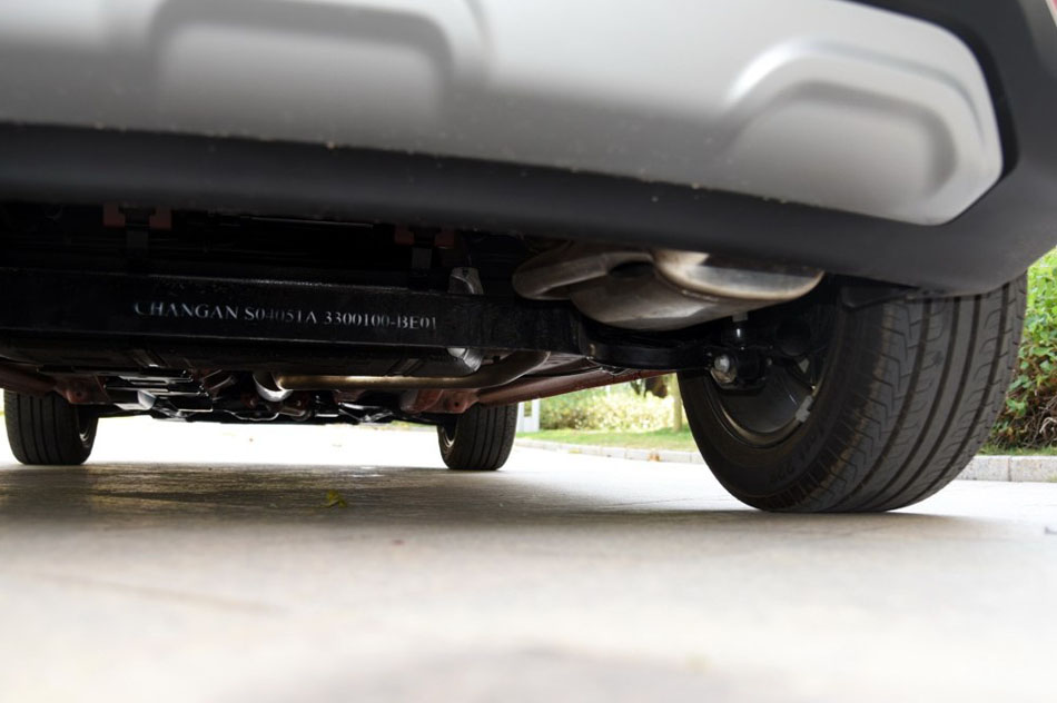 2016款 1.5L 手动尊贵版 引擎底盘