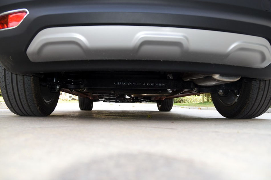 2016款 1.5L 手动尊贵版 引擎底盘