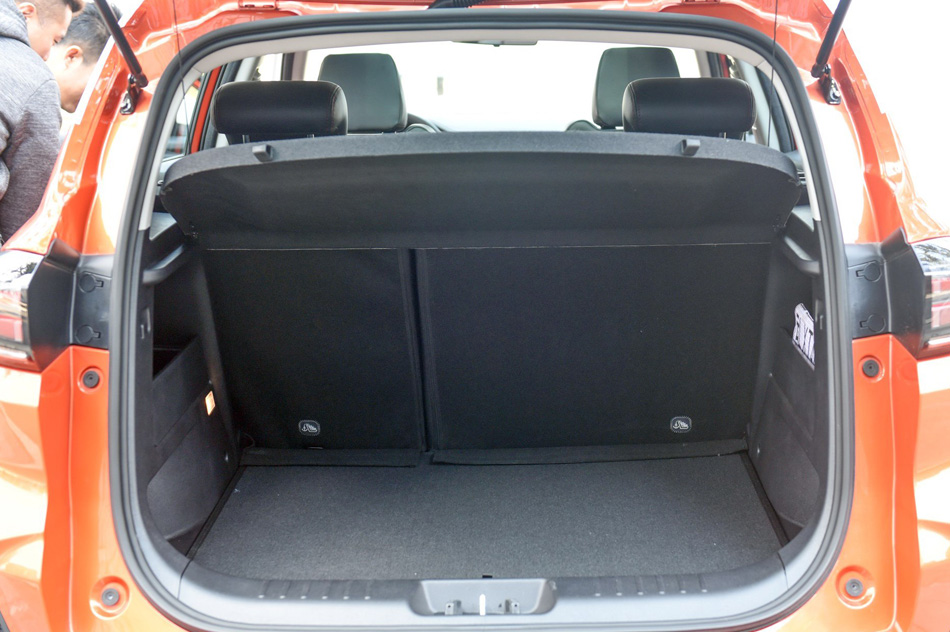 2019款 1.5L 自动旗舰型 座椅空间