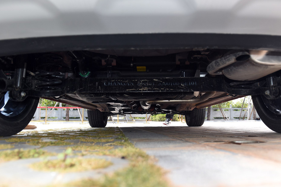 2019款 1.5L 自动旗舰型 引擎底盘