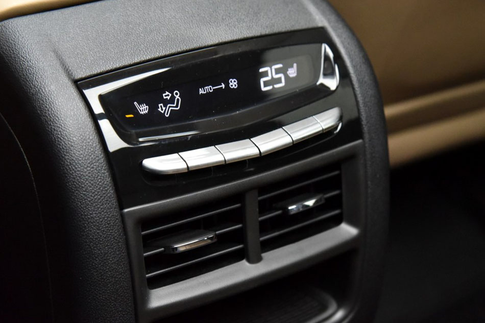 2016款 28T 四驱铂金版 座椅空间