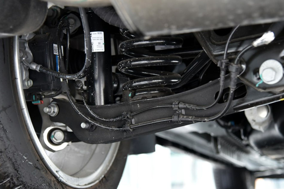 2016款 28T 四驱铂金版 引擎底盘