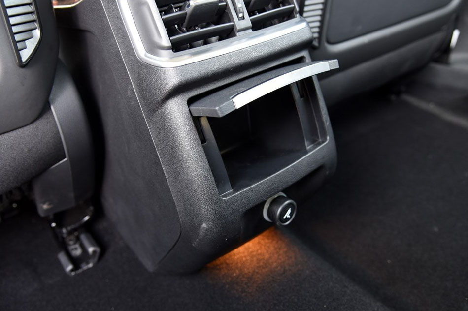 2016款 1.8T 旗舰型 座椅空间