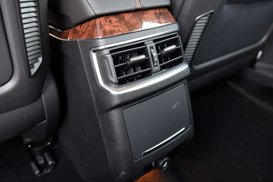 2016款 1.8T 旗舰型 座椅空间