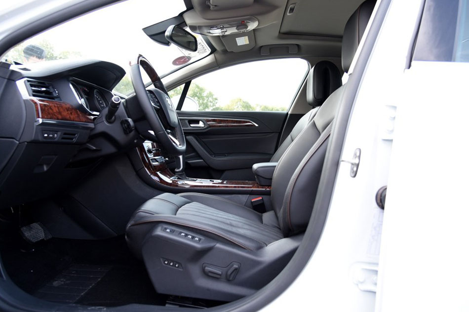 2016款 1.8T 旗舰型 座椅空间