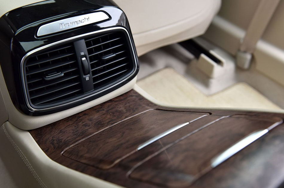 2016款 320T 至尊版 座椅空间