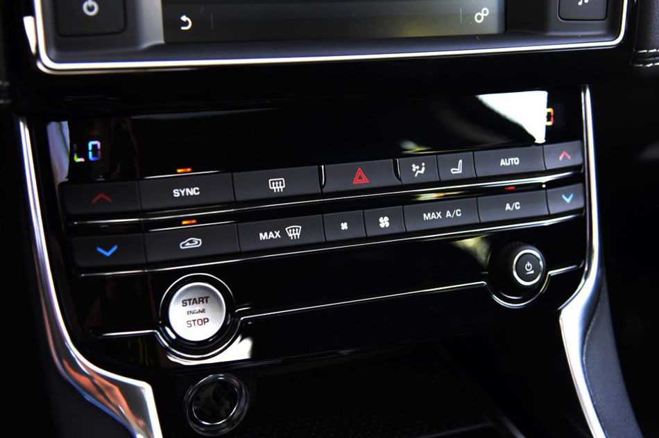 2017款 2.0T 200PS R-Sport 内饰