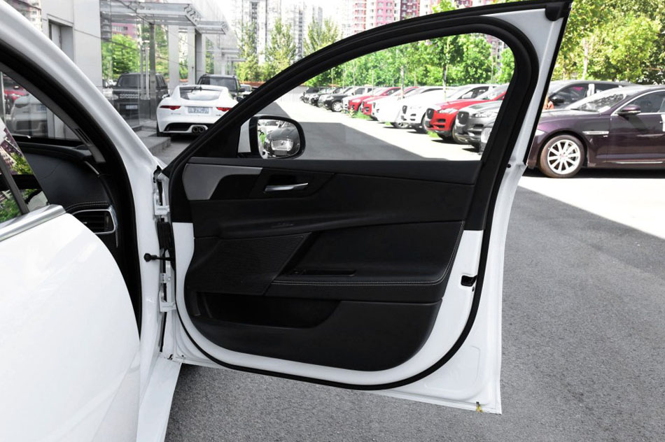 2017款 2.0T 200PS R-Sport 座椅空间