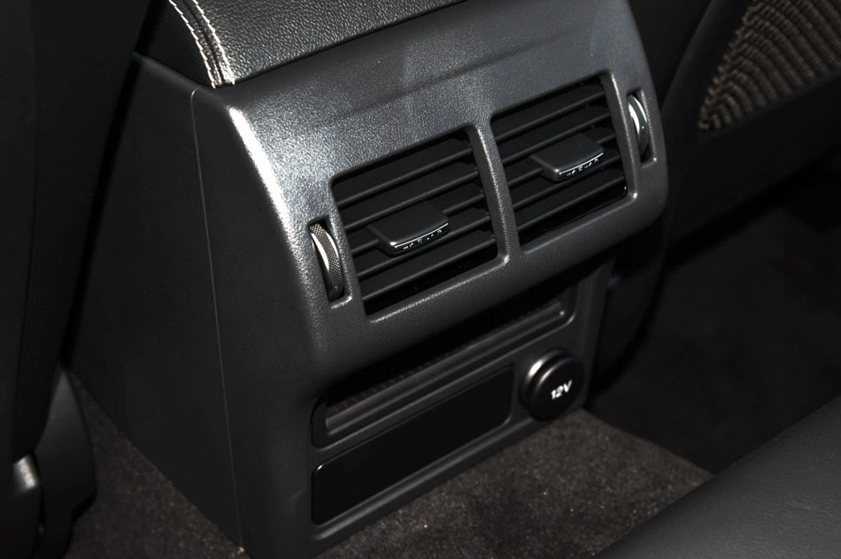 2017款 2.0T 200PS R-Sport 座椅空间