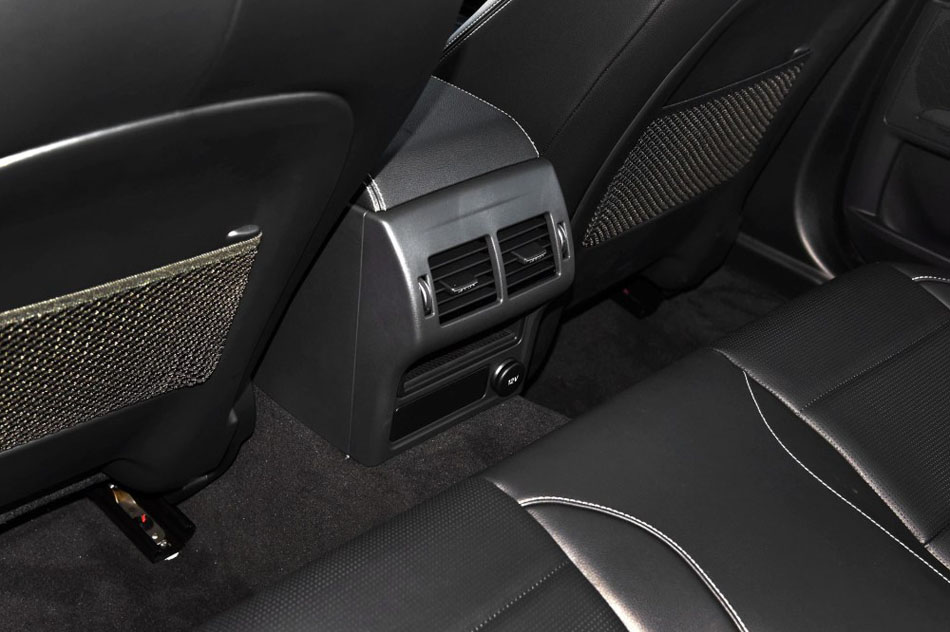 2017款 2.0T 200PS R-Sport 座椅空间
