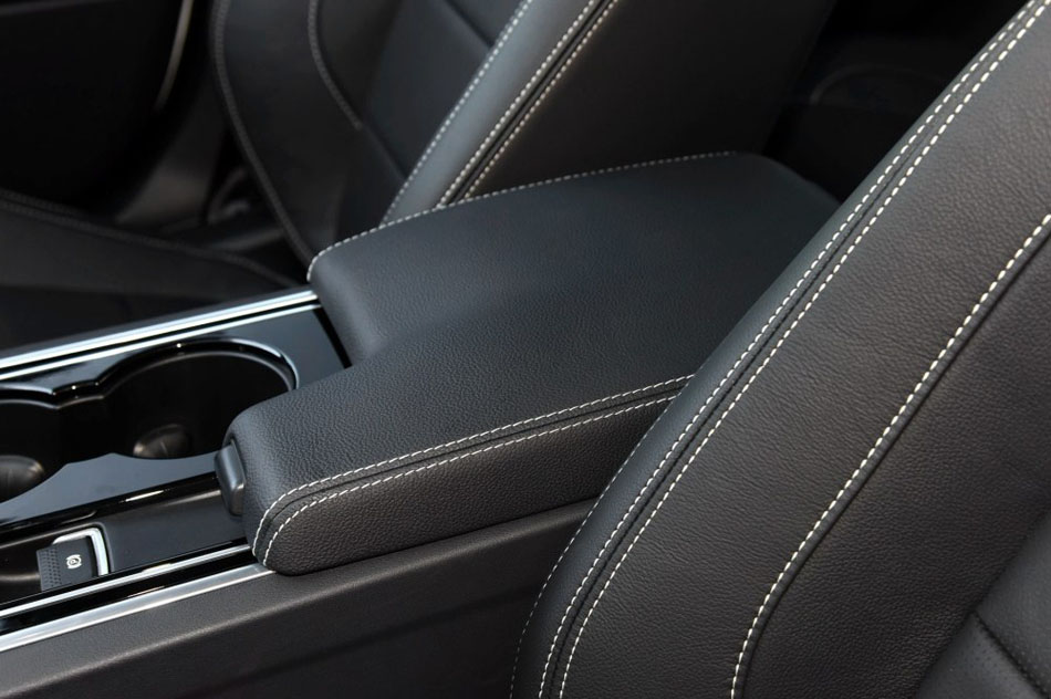 2017款 2.0T 200PS R-Sport 座椅空间