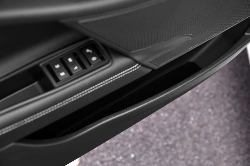 2017款 2.0T 200PS R-Sport 座椅空间