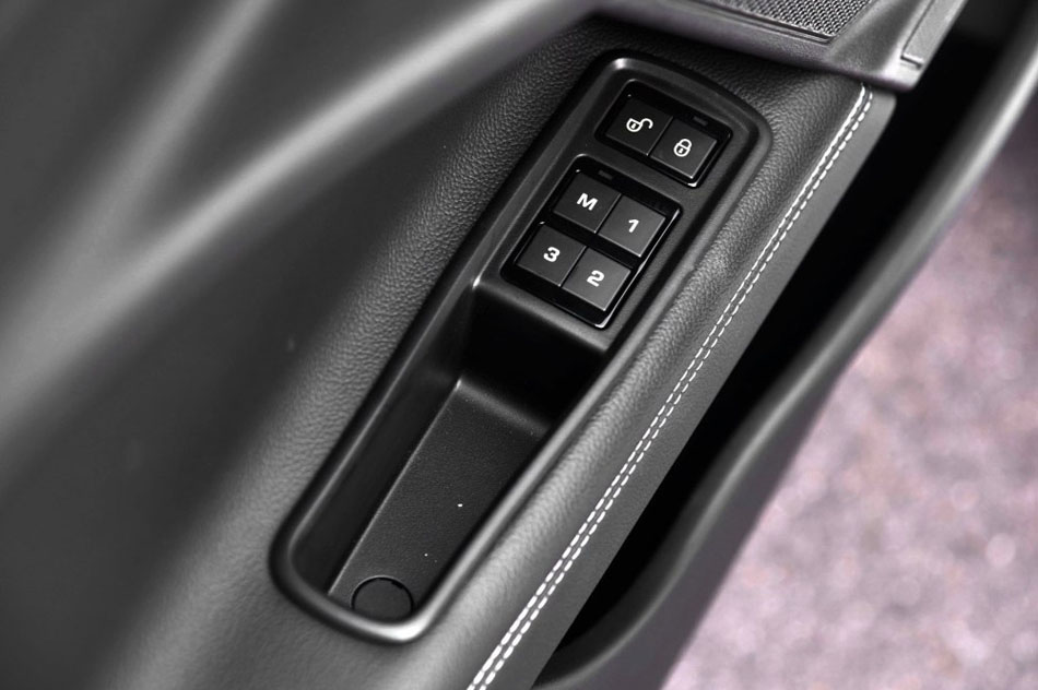 2017款 2.0T 200PS R-Sport 座椅空间