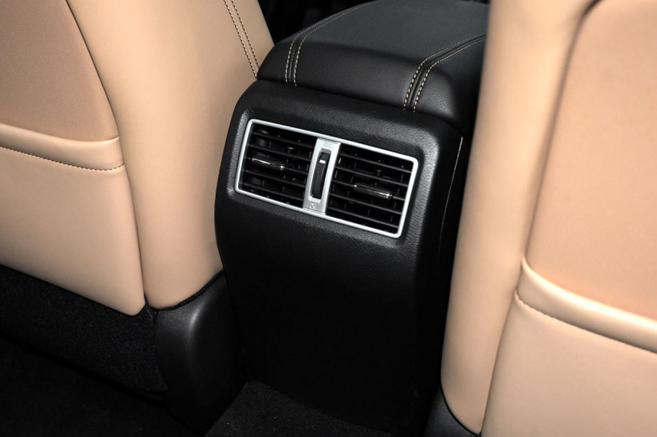 2016款 2.5L XV 至尊版 座椅空间