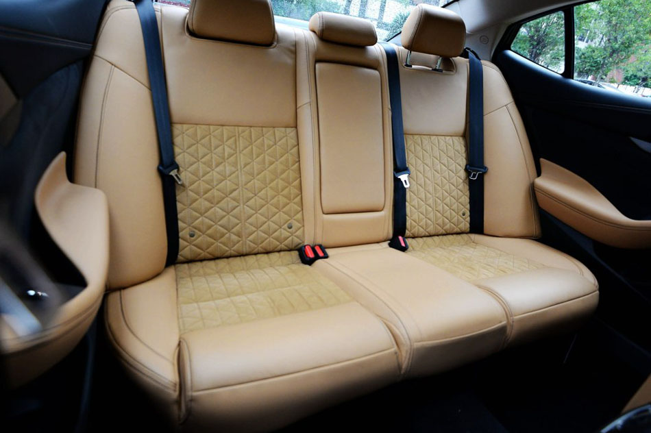 2016款 2.5L XV 至尊版 座椅空间