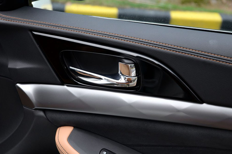 2016款 2.5L XV 至尊版 座椅空间