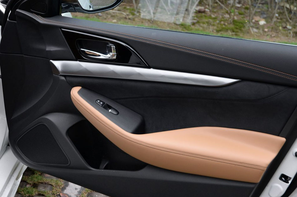 2016款 2.5L XV 至尊版 座椅空间