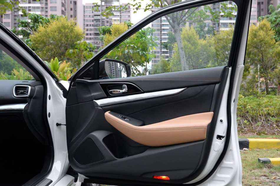 2016款 2.5L XV 至尊版 座椅空间