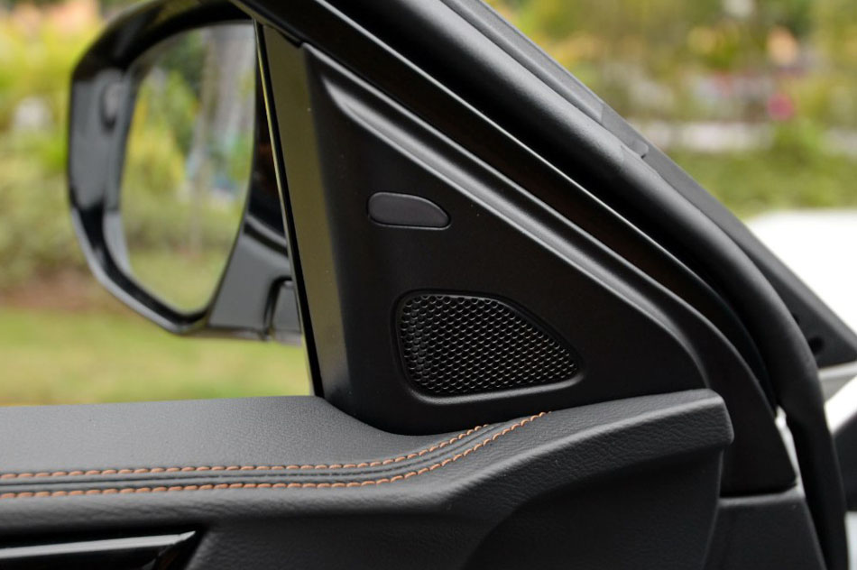 2016款 2.5L XV 至尊版 座椅空间