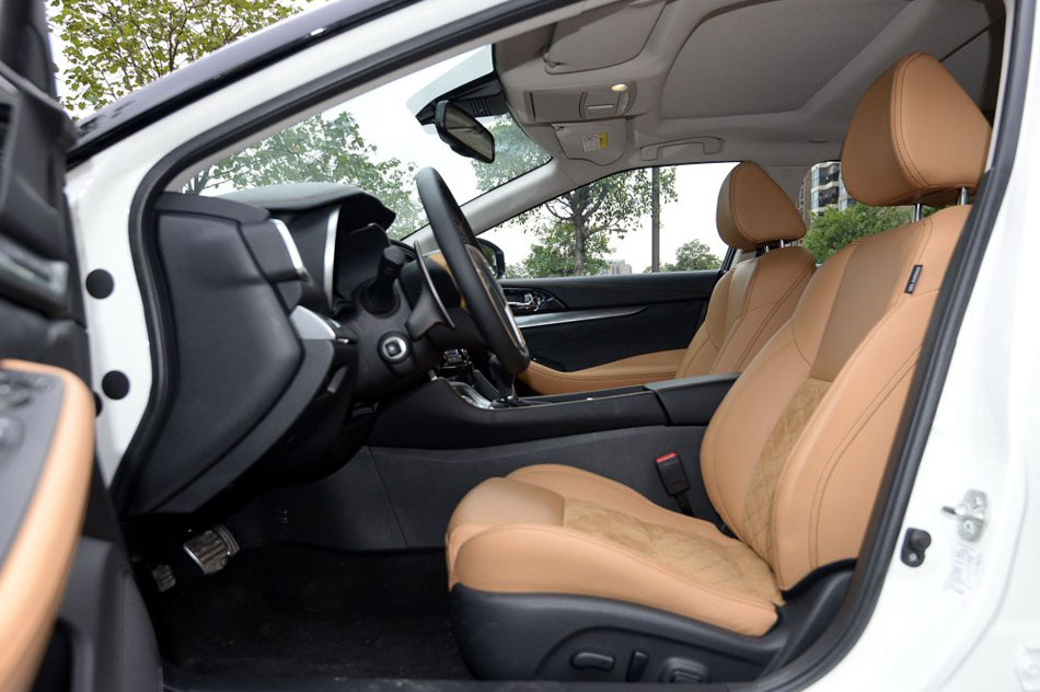 2016款 2.5L XV 至尊版 座椅空间