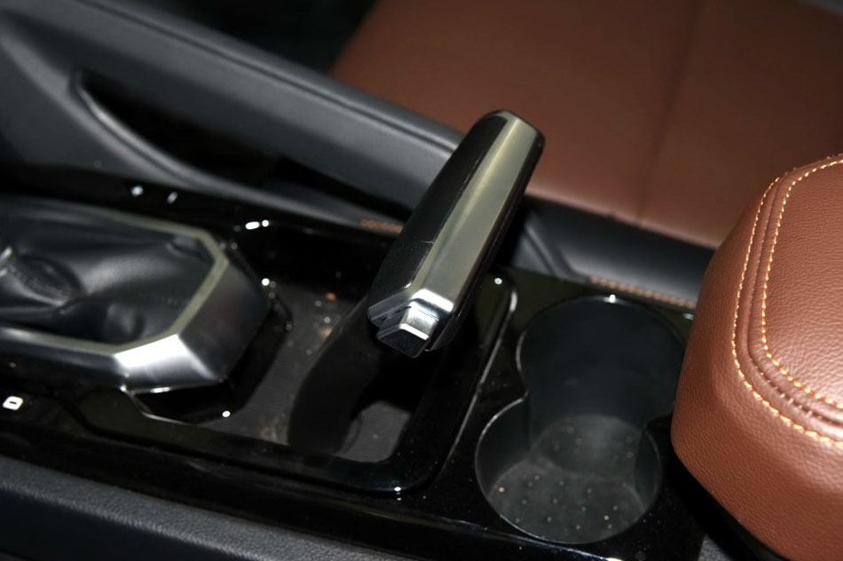 2016款 2.0T 自动两驱汽油豪华天窗版5 内饰