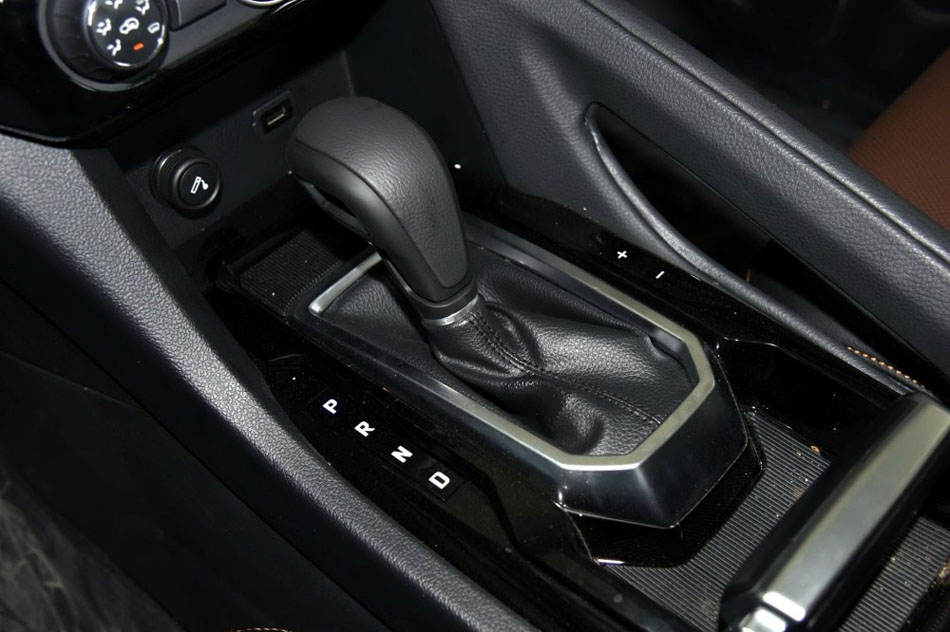 2016款 2.0T 自动两驱汽油豪华天窗版5 内饰