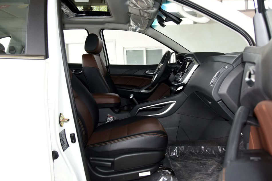 2016款 2.0T 自动两驱汽油豪华天窗版5 座椅空间