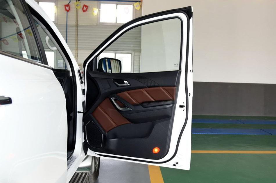 2016款 2.0T 自动两驱汽油豪华天窗版5 座椅空间