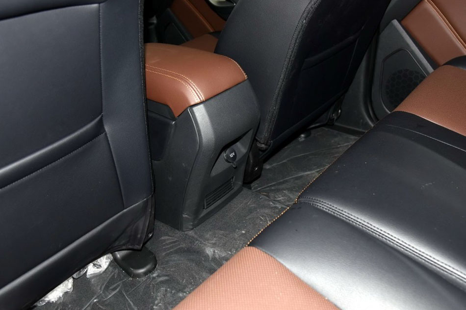 2016款 2.0T 自动两驱汽油豪华天窗版5 座椅空间