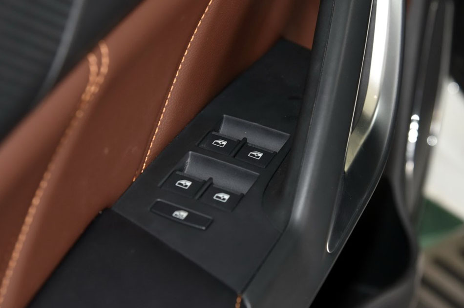 2016款 2.0T 自动两驱汽油豪华天窗版5 座椅空间