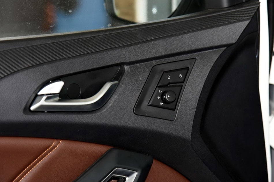 2016款 2.0T 自动两驱汽油豪华天窗版5 座椅空间