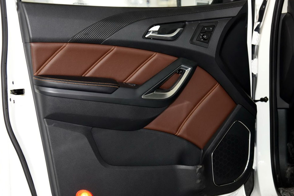 2016款 2.0T 自动两驱汽油豪华天窗版5 座椅空间