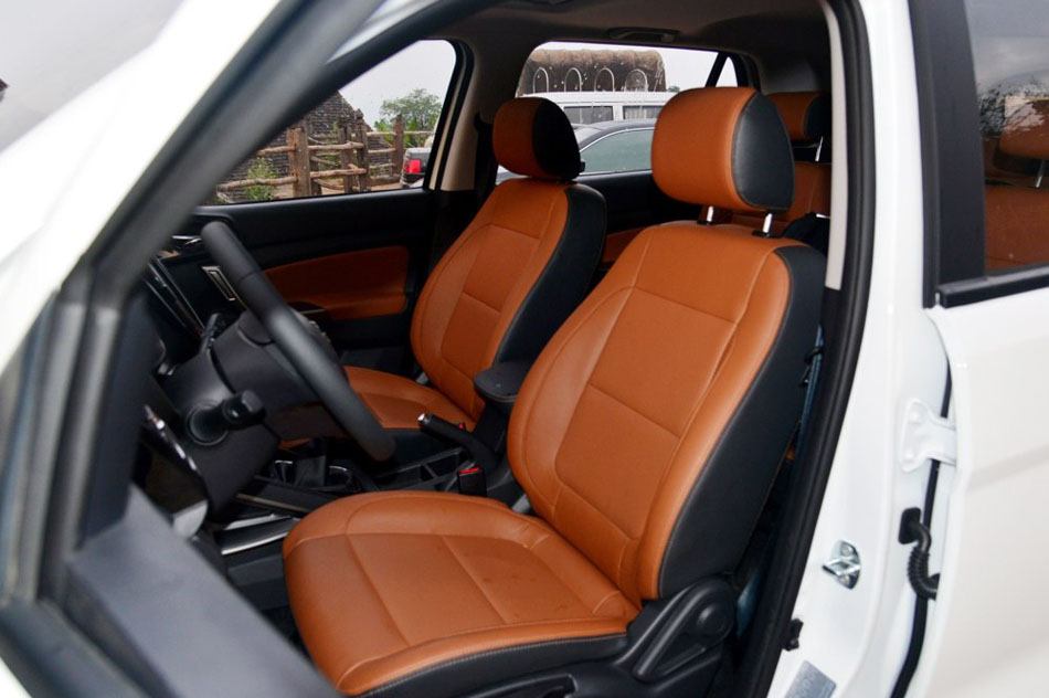 2016款 1.6L 手动豪华型 座椅空间