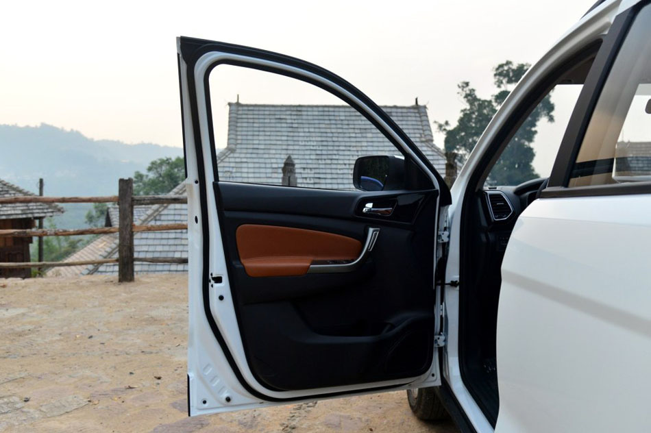 2016款 1.6L 手动豪华型 座椅空间