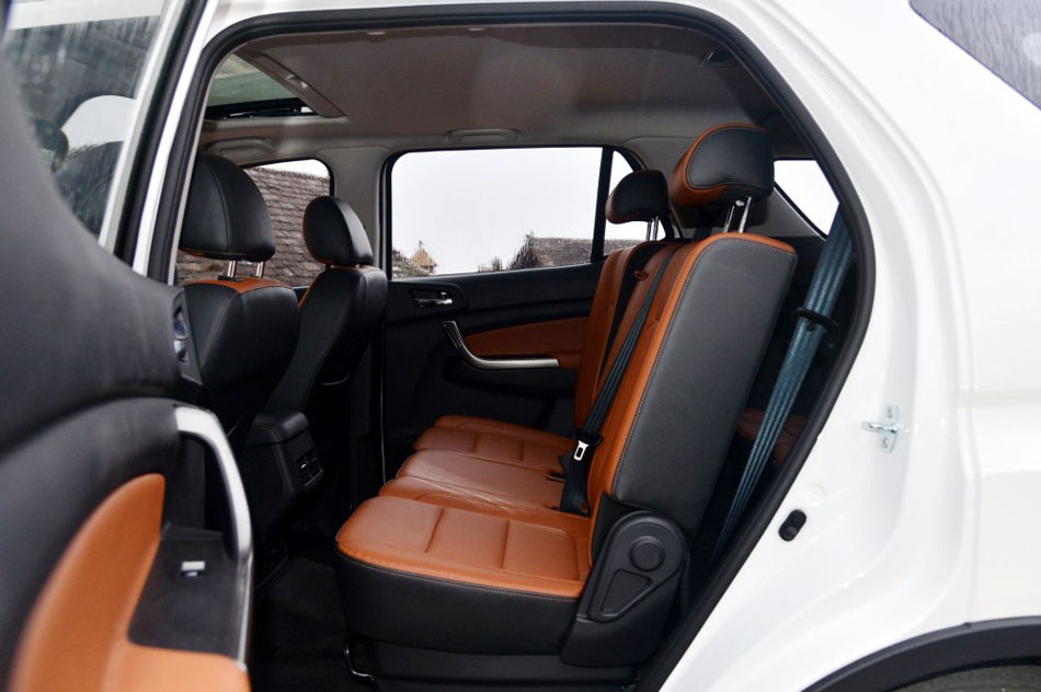 2016款 1.6L 手动豪华型 座椅空间