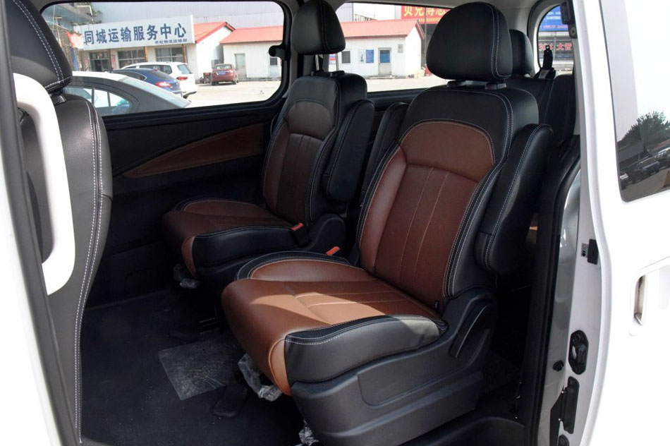 2016款 F600L 1.5T 豪华型 座椅空间