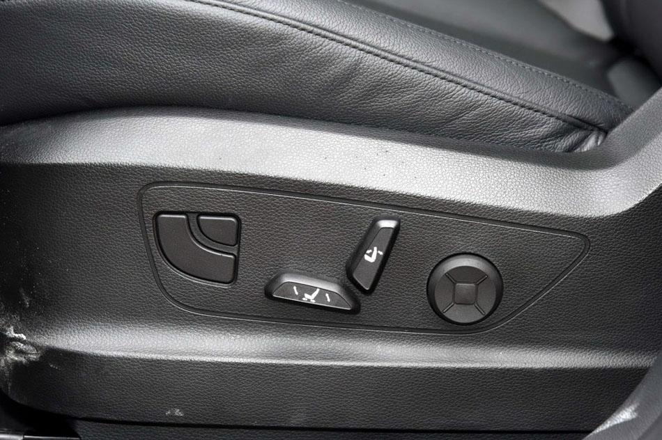 2016款 28T 四驱豪华版 座椅空间