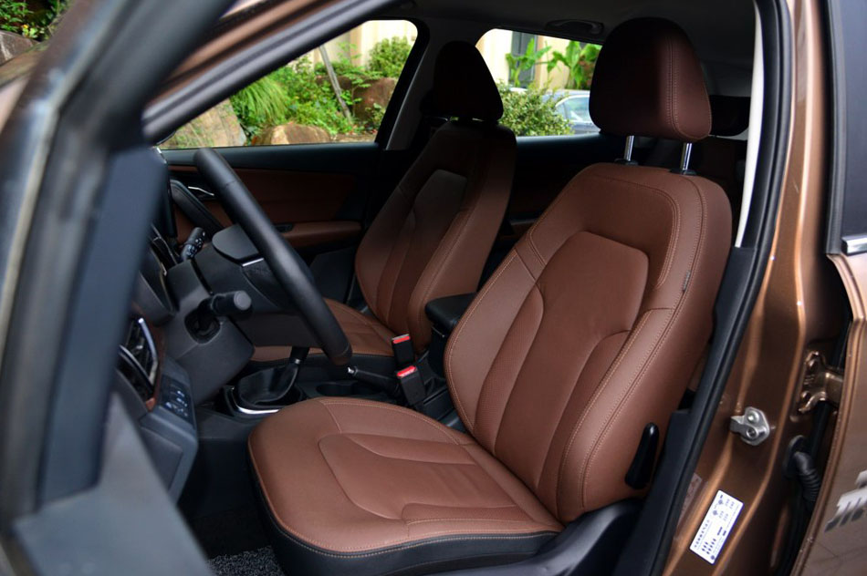 2016款 1.6L 尊贵型 座椅空间