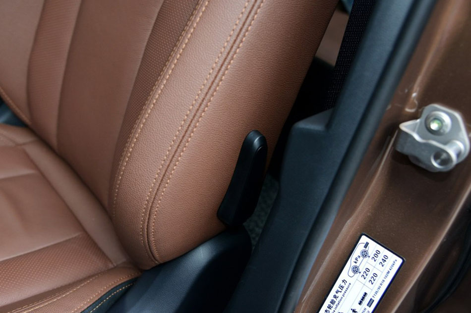 2016款 1.6L 尊贵型 座椅空间