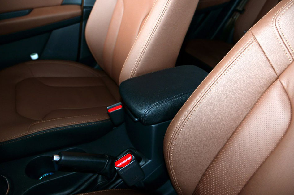 2016款 1.6L 尊贵型 座椅空间