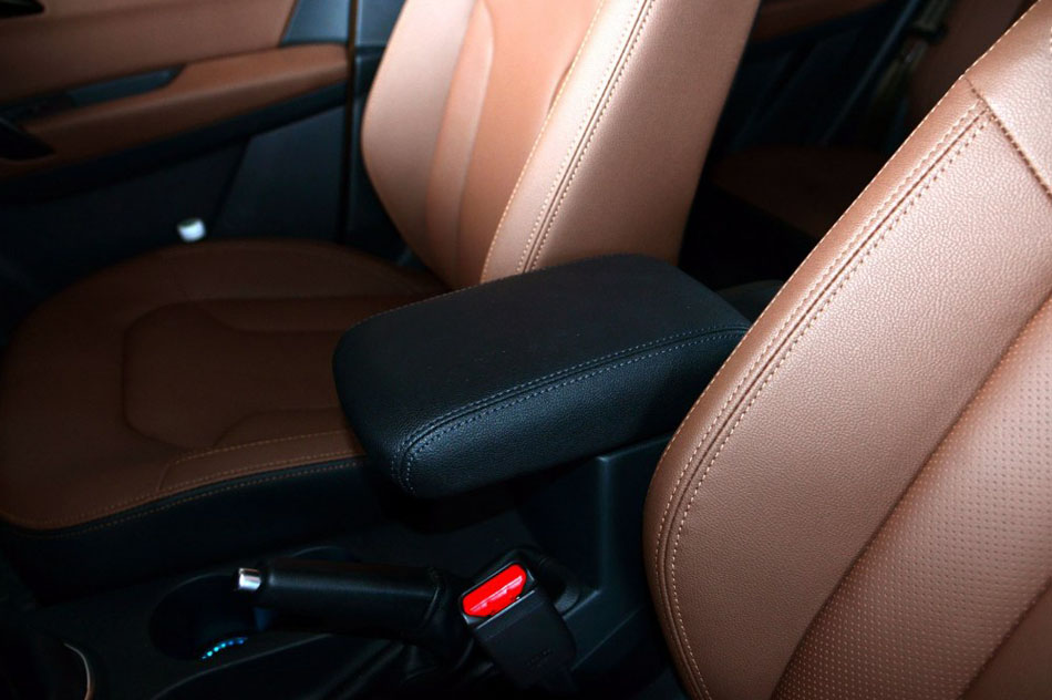 2016款 1.6L 尊贵型 座椅空间