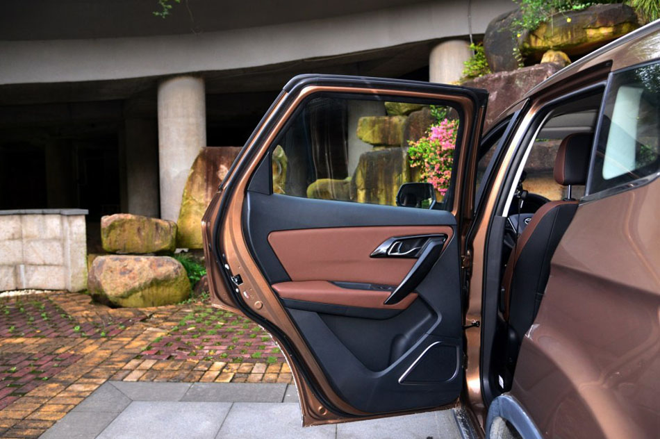 2016款 1.6L 尊贵型 座椅空间