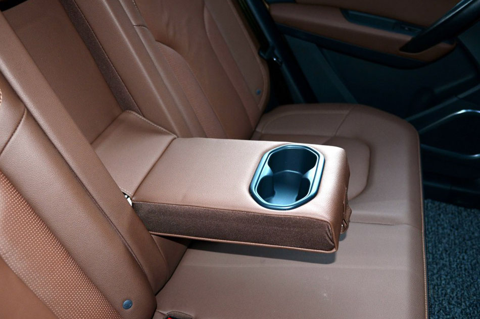 2016款 1.6L 尊贵型 座椅空间