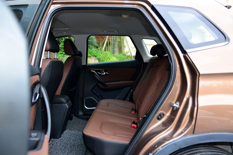 2016款 1.6L 尊贵型 座椅空间