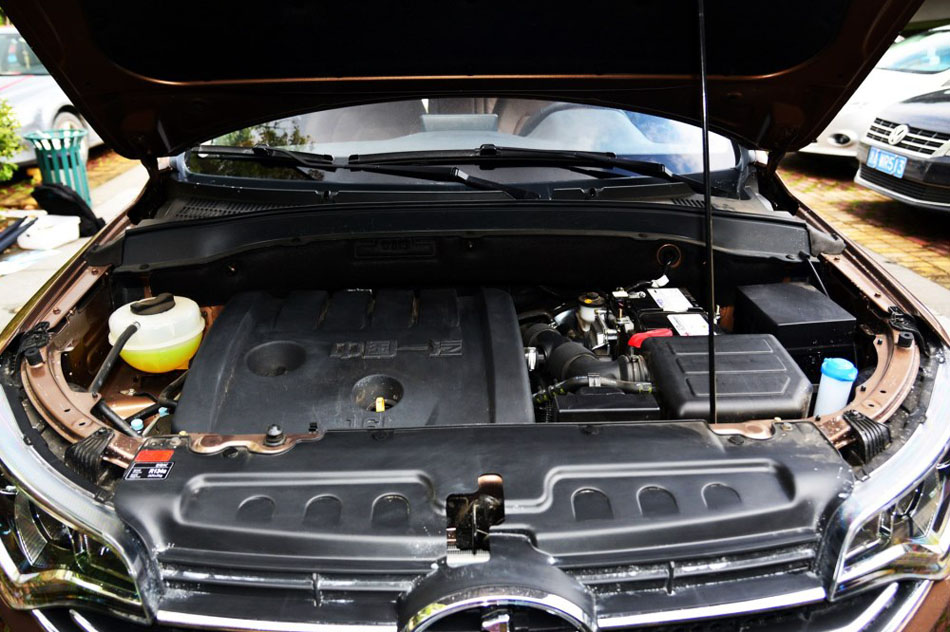 2016款 1.6L 尊贵型 引擎底盘