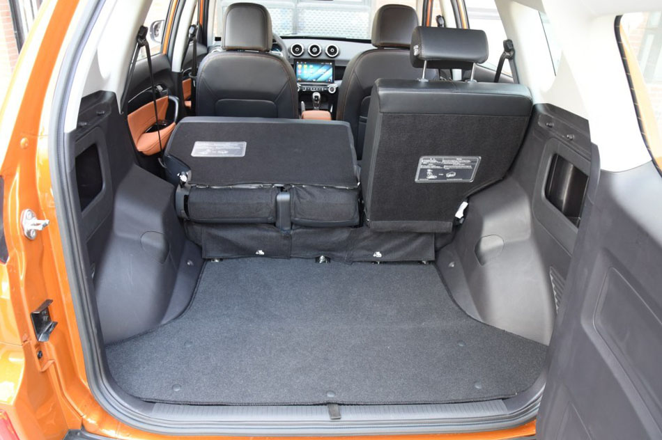 2016款 1.6L 手动智联V版 座椅空间