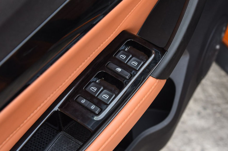 2016款 1.6L 手动智联V版 座椅空间